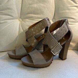 NWOT “Report” beige heel sandals with gold trim